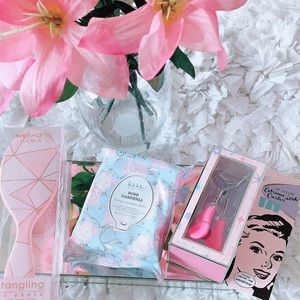 Lash curler, cleansing wipes, detangling brush